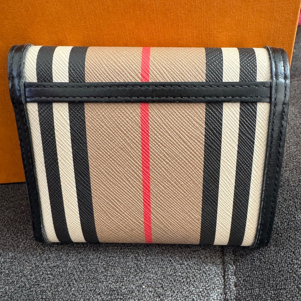 100% authentic Burberry wallet - Picture 2 of 5